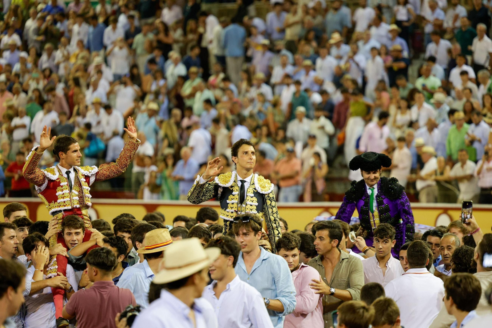 Daniel Crespo acompaña a Roca Rey y a Morante de la Puebla en la salida a hombros en El Puerto.