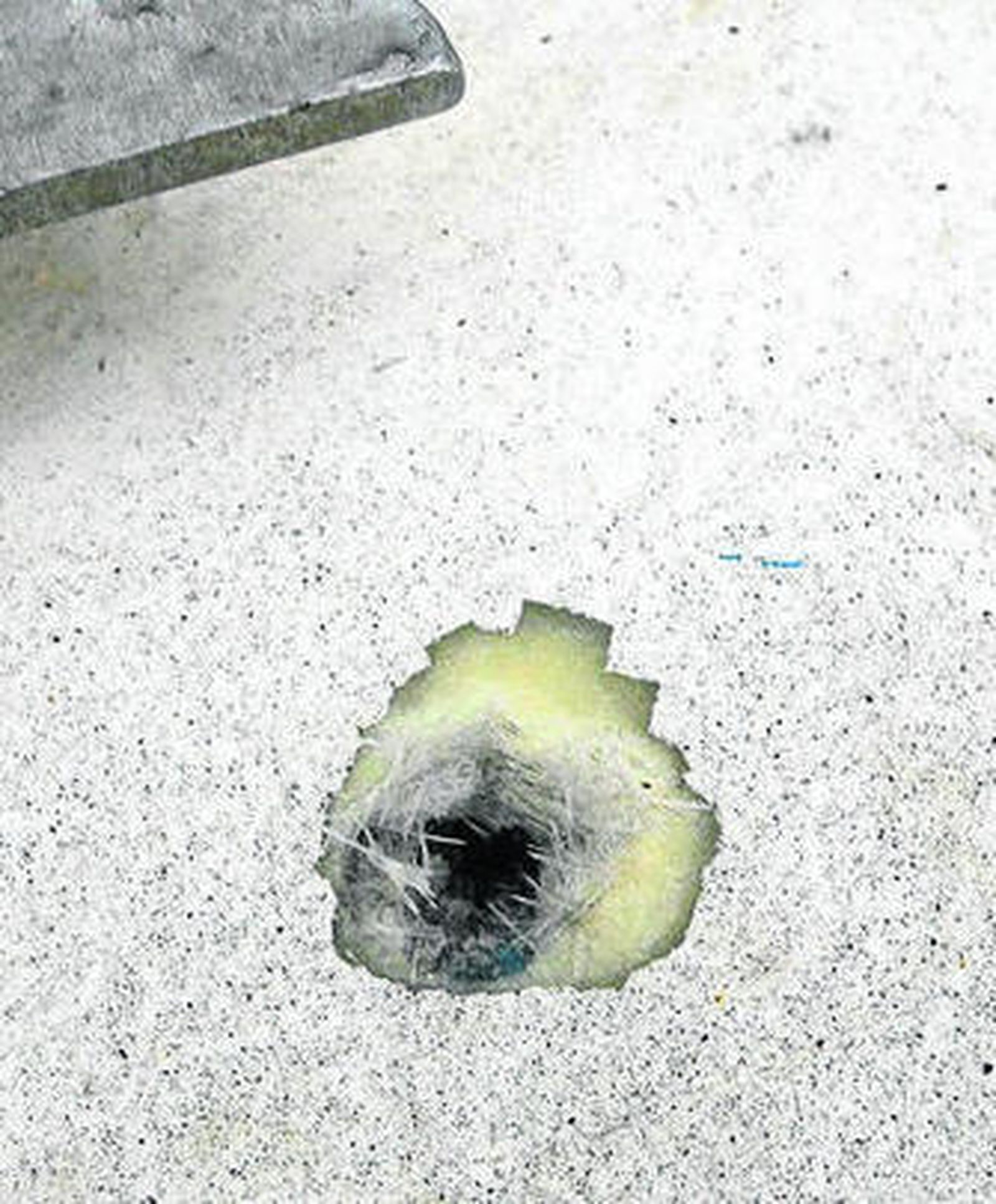 1. Pepe Vidal, patrón del 'Puerto de Bonanza III', mirando al cielo mientras recordaba cómo recibieron un impacto desde el aire 2. Primer plano del  agujero que el impacto del proyectil ha dejado en la cubierta del arrastrero sanluqueño  3 y 4. Imágenes de los dos modelos de aviones desde los que se baraja que se realizó el disparo por error contra el barco pesquero, un Eurofighter , arriba, o un F.-18, abajo.