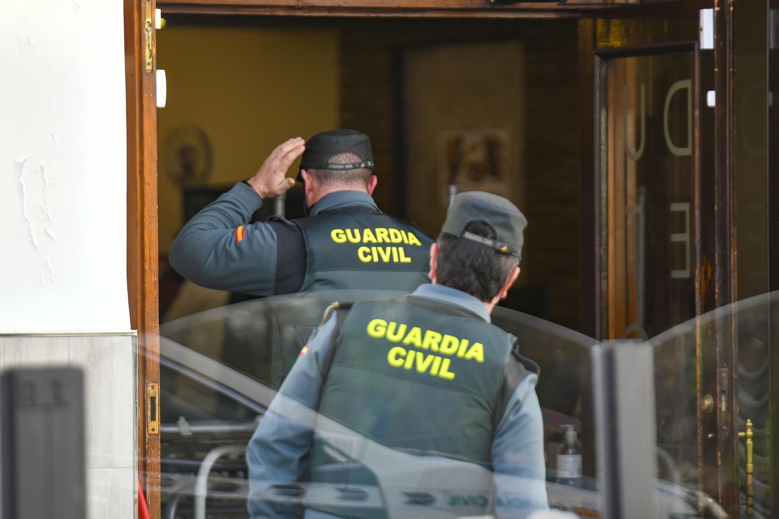Fotos: Así ha sido la redada de la Policía Local y la Guardia Civil en un bar de Ogíjares que incumplía las restricciones