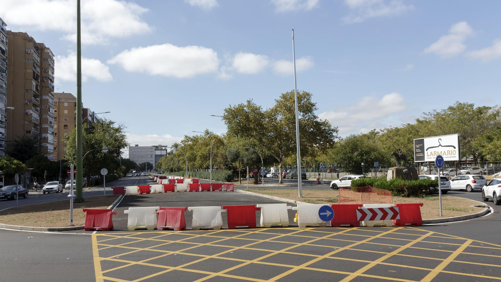 Obras de la construcción del carril del tranvibus que conectará Santa Justa, Sevilla Este y Torreblanca