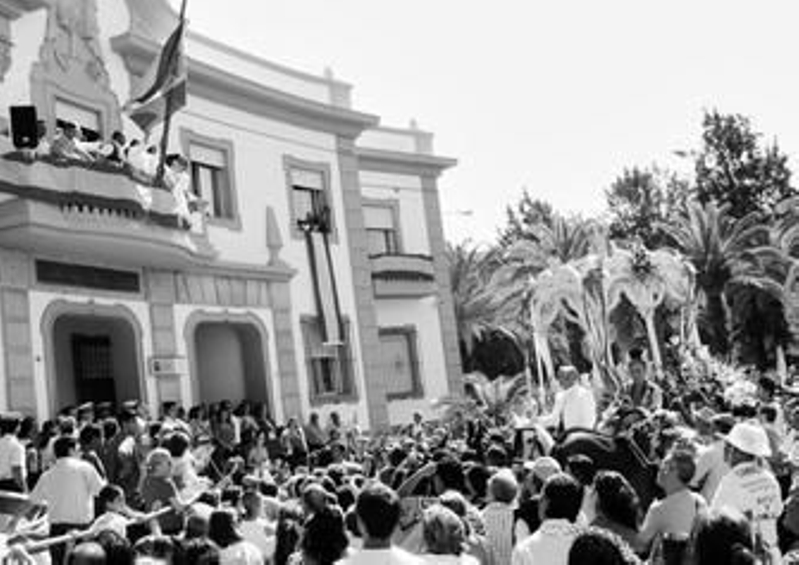 1. La Hermandad de Huelva se reencontró ayer con la Comandancia de Marina, tras la ausencia del pasado año; aquí se cantaron . 2. La estampa de los carros tirados por los mulos vistió de tradición las calles de la ciudad. 3. Miguel Báez 'Litri' hizo el camino andando con la Hermandad de Huelva tras su carro. 4. La alegría festiva se ve en los carros, con las flores de papelillos de colores y las sevillanas de la gente de los carros. 5. Juan Ferrer y Julián Pérez ayer presidiendo la comitiva por la Gran Vía. 6. La carreta del Simpecado, en el momento de ser vuelta mirando a los peregrinos y en la despedida de Huelva a la altura del muelle de Riotinto. 7. El alcalde Pedro Rodríguez bailando una sevillana a las puertas del Ayuntamiento con un grupo de jóvenes.  8. Pepe El Marismeño fue el que cantó la Salve Rociera a las puertas del Ayuntamiento, donde también cantó el coro Cristina Pinedo.