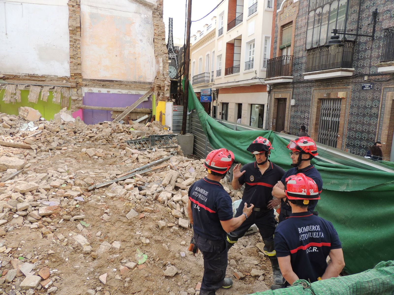 Cuatro de los bomberos de la Unidad Canina de Rescate participantes en la práctica de simulación de rescate.