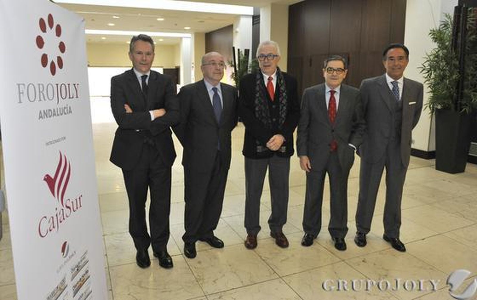 José Joly, presidente del Grupo Joly; Joaquín Almunia; José Sánchez Maldonado, consejero de Economía, Innovación, Ciencia y Empleo; Mario Fernández y Miguel Ángel Cabello, presidente de Cajasur.

Foto: Manuel Gómez/Juan Carlos Vázquez