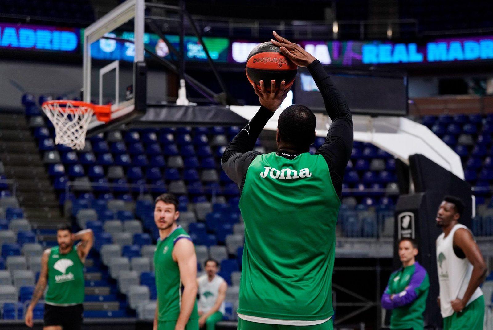 El Unicaja, durante el entrenamiento de ayer