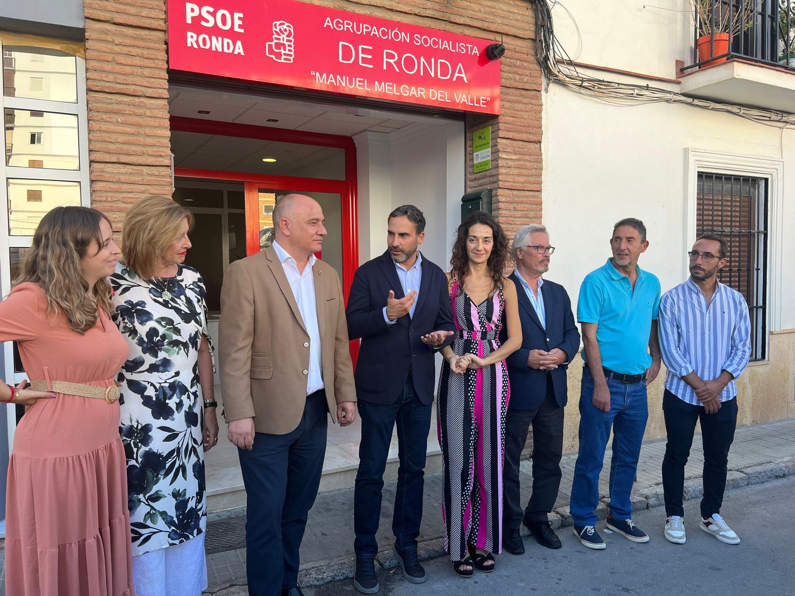 Dani Pérez junto a miembros del PSOE de Ronda.