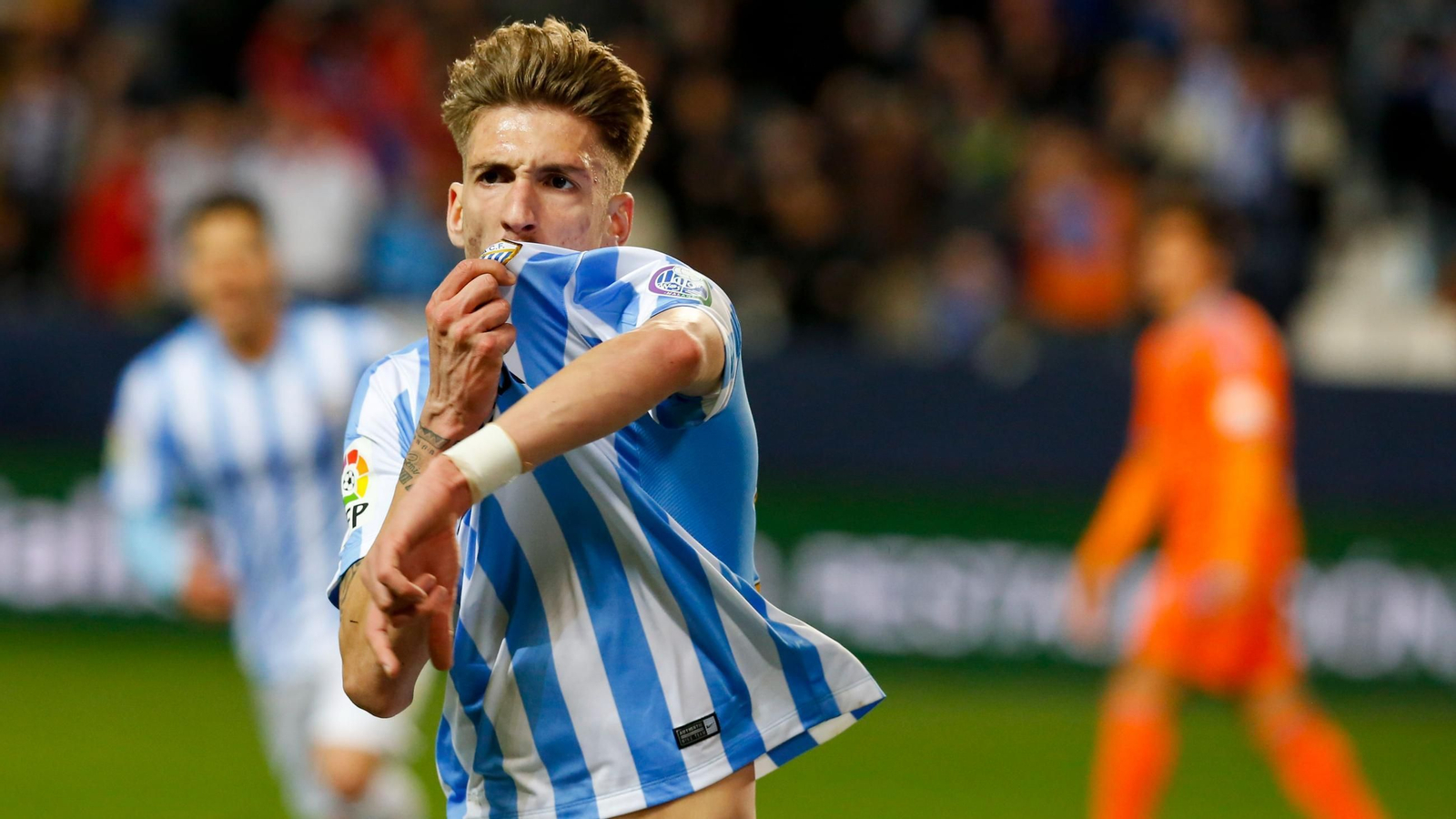 Samu Castillejo besándose el escudo del Málaga CF.
