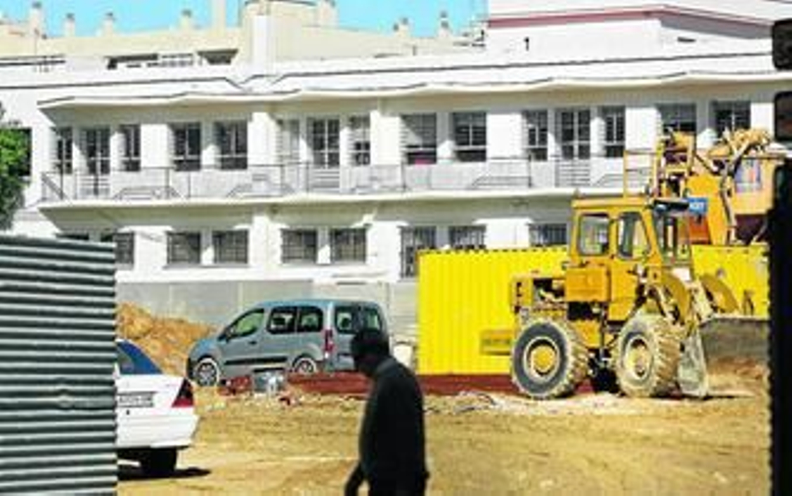 La fachada de la Institución Provincial Gaditana vista desde el solar del pabellón Portillo.