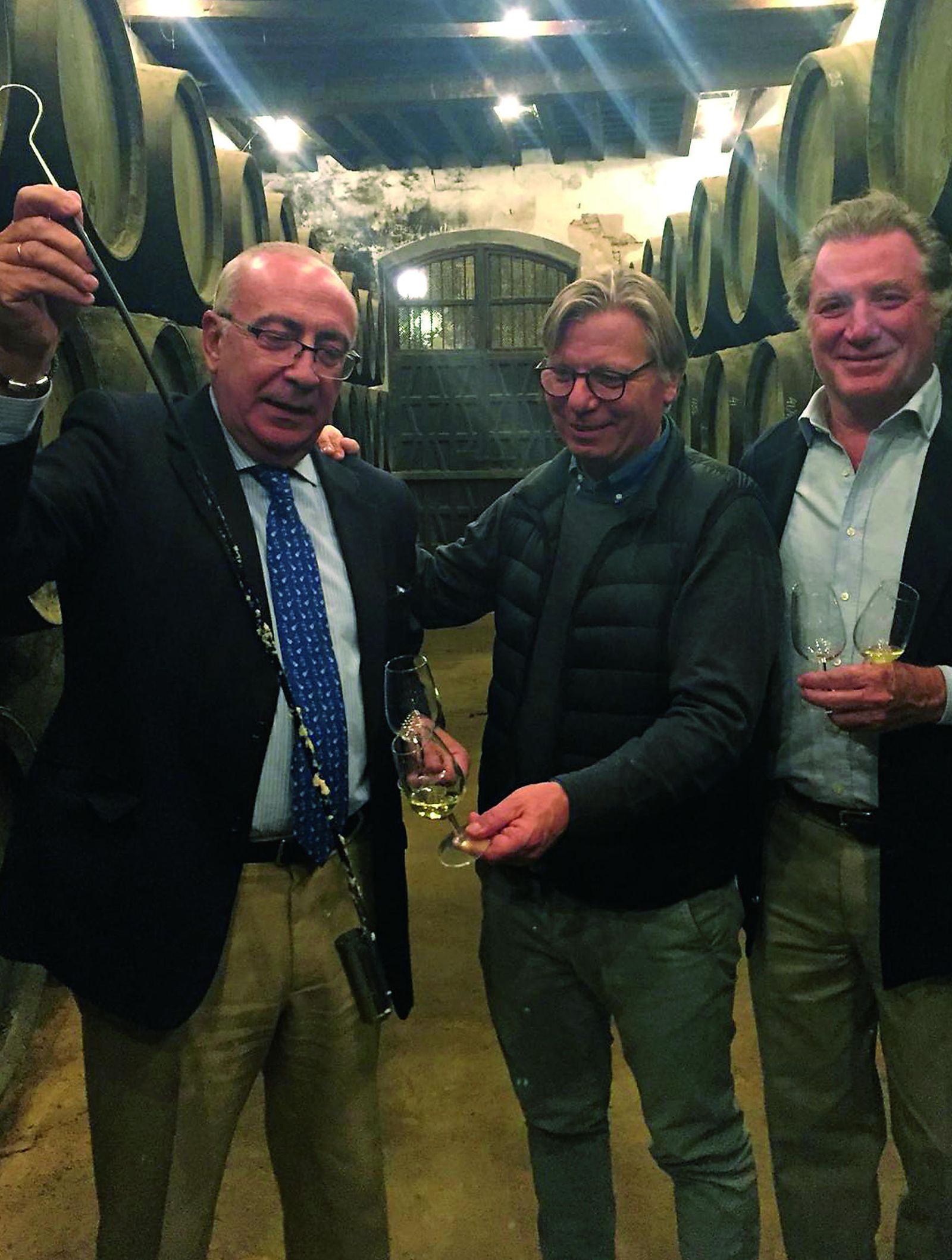Peter Sisseck -en el centro- y Carlos Del Río -dcha.- con el enólogo de González Byass, Antonio Flores.