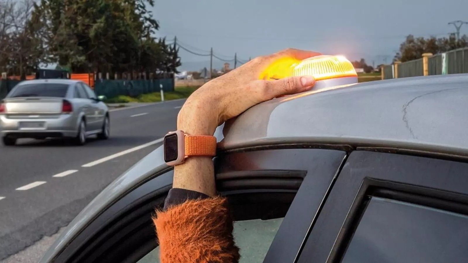 Por norma general, la baliza V16 deberá colocarse en la parte más alta del vehículo y lo más horizontal con respecto del suelo que sea posible.