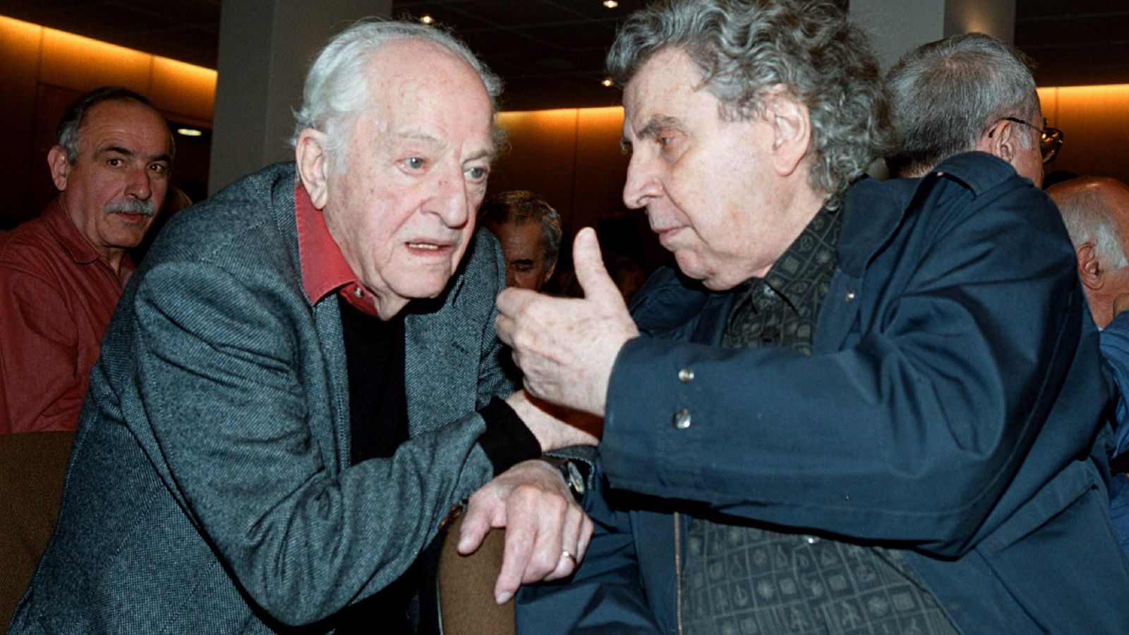 Mikis Theodorakis (derecha) conversando con el director de cine Jules Dassin. Atenas, 2001