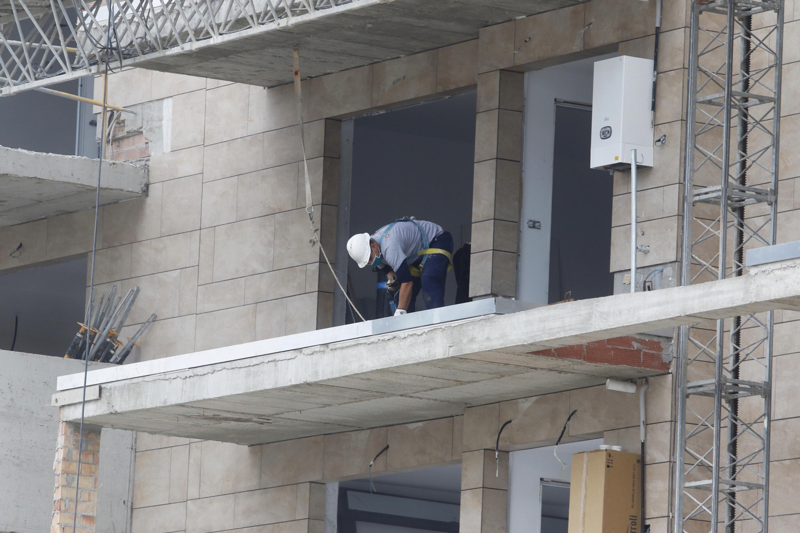 Las fotos del reparto masivo de mascarillas y la vuelta al trabajo en algunos sectores en Córdoba