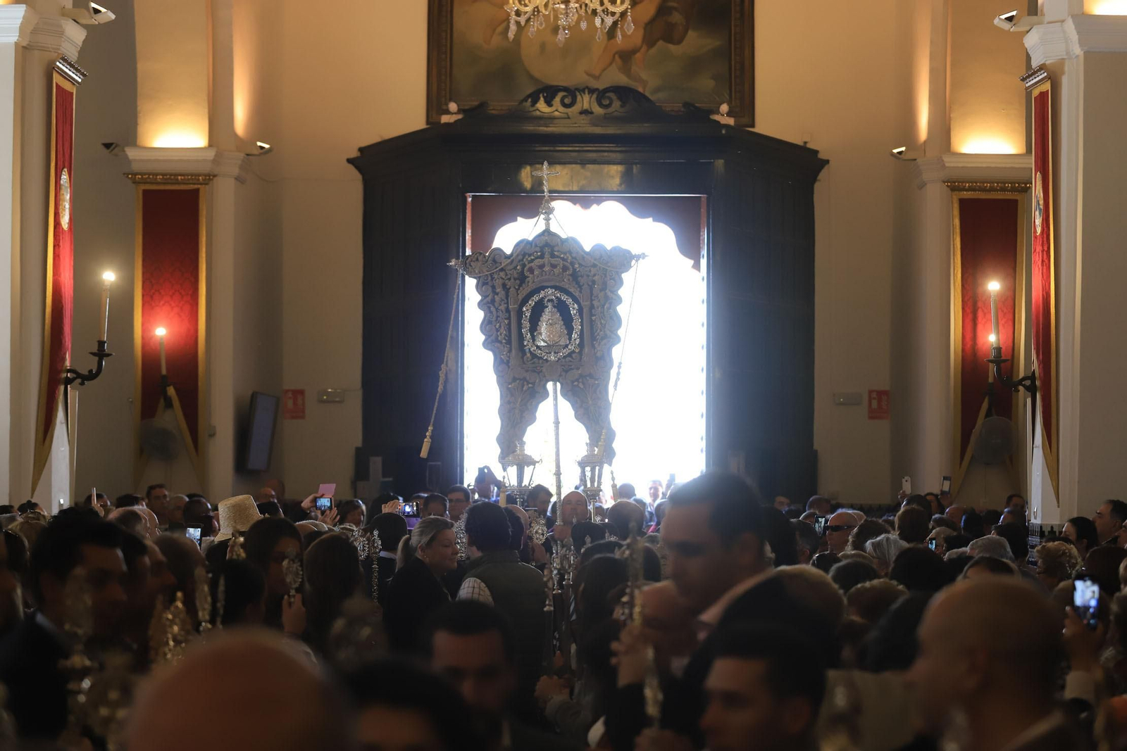 Imágenes de la llegada de la peregrinación de Emigrantes a Almonte acompañando a la Hermandad de San Juan del Puerto