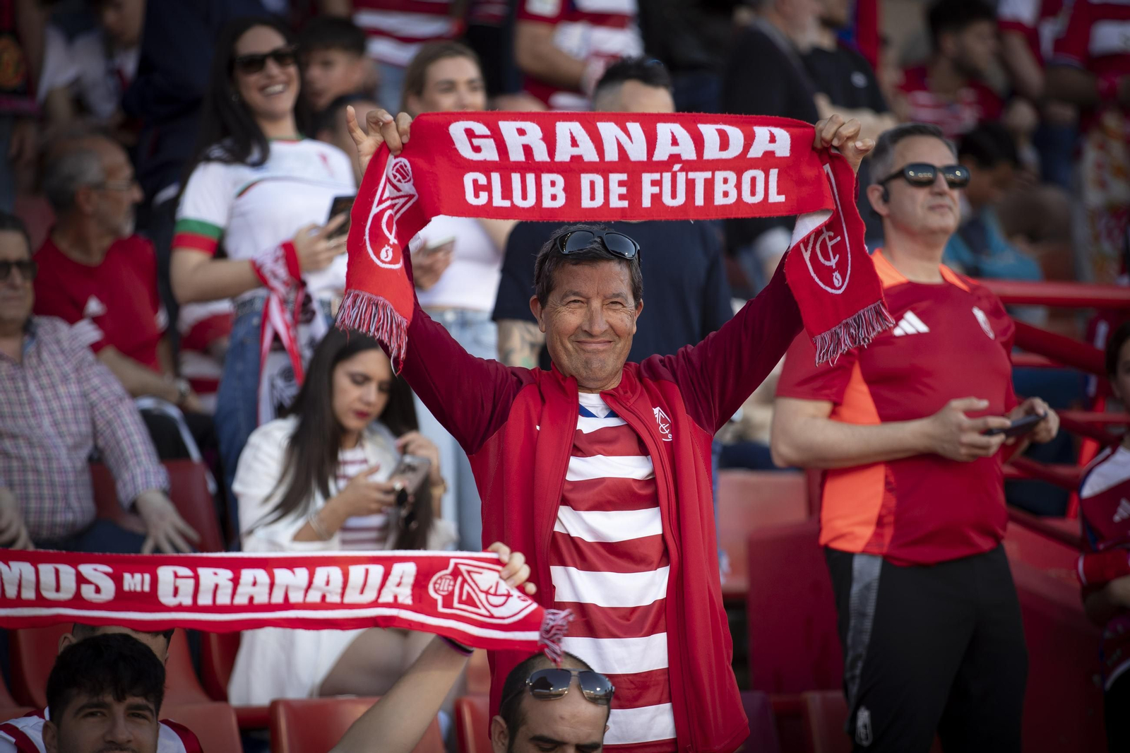 Encuéntrate en la grada de Los Cármenes en el partido del Granada CF-Elche