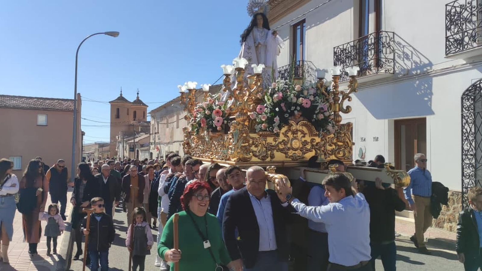 Multitud de fieles acompañaban a la Virgen durante el recorrido procesional.