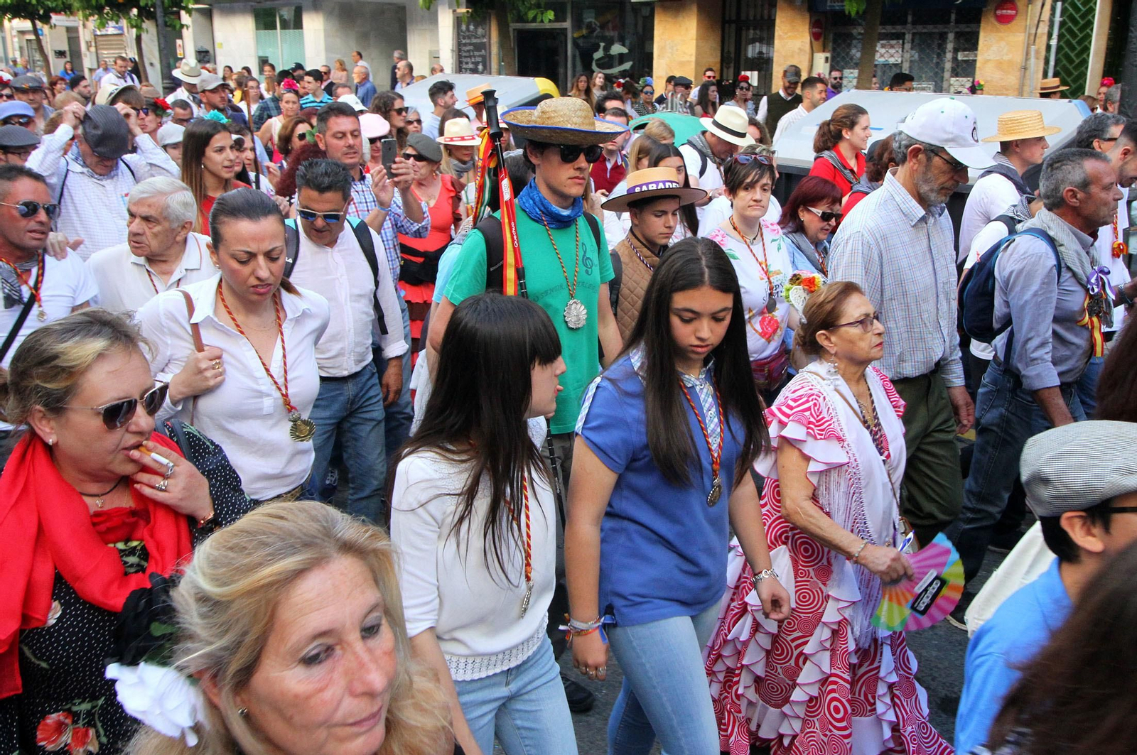 Imágenes de los caballistas, peregrinos a pie y carros de la Hdad de Emigrantes