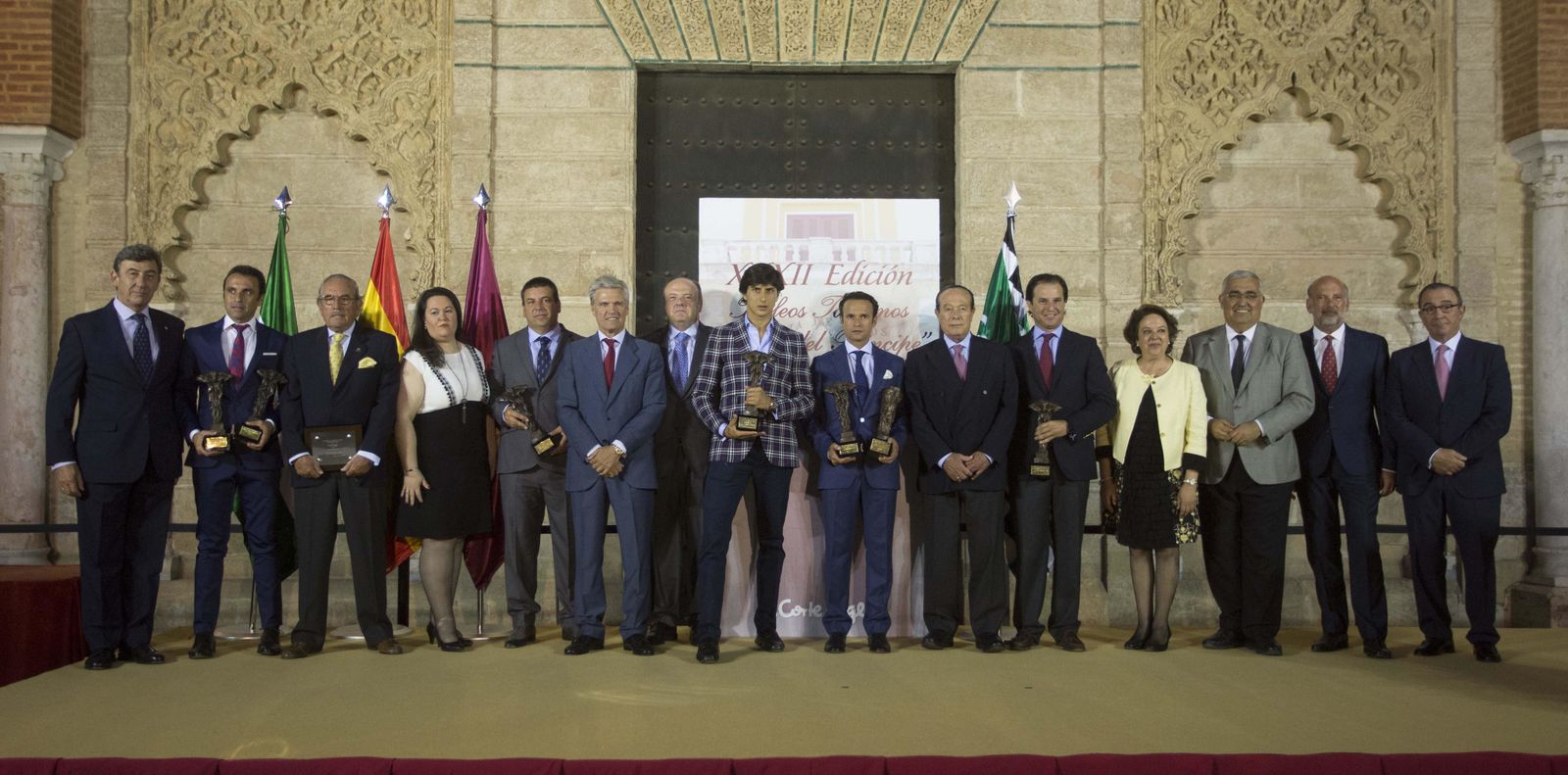 Foto de familia con los galardonados y las personalidades que participaron en la entrega de los XXXII Trofeos Taurinos Puerta del Príncipe en el Real Alcázar de Sevilla.