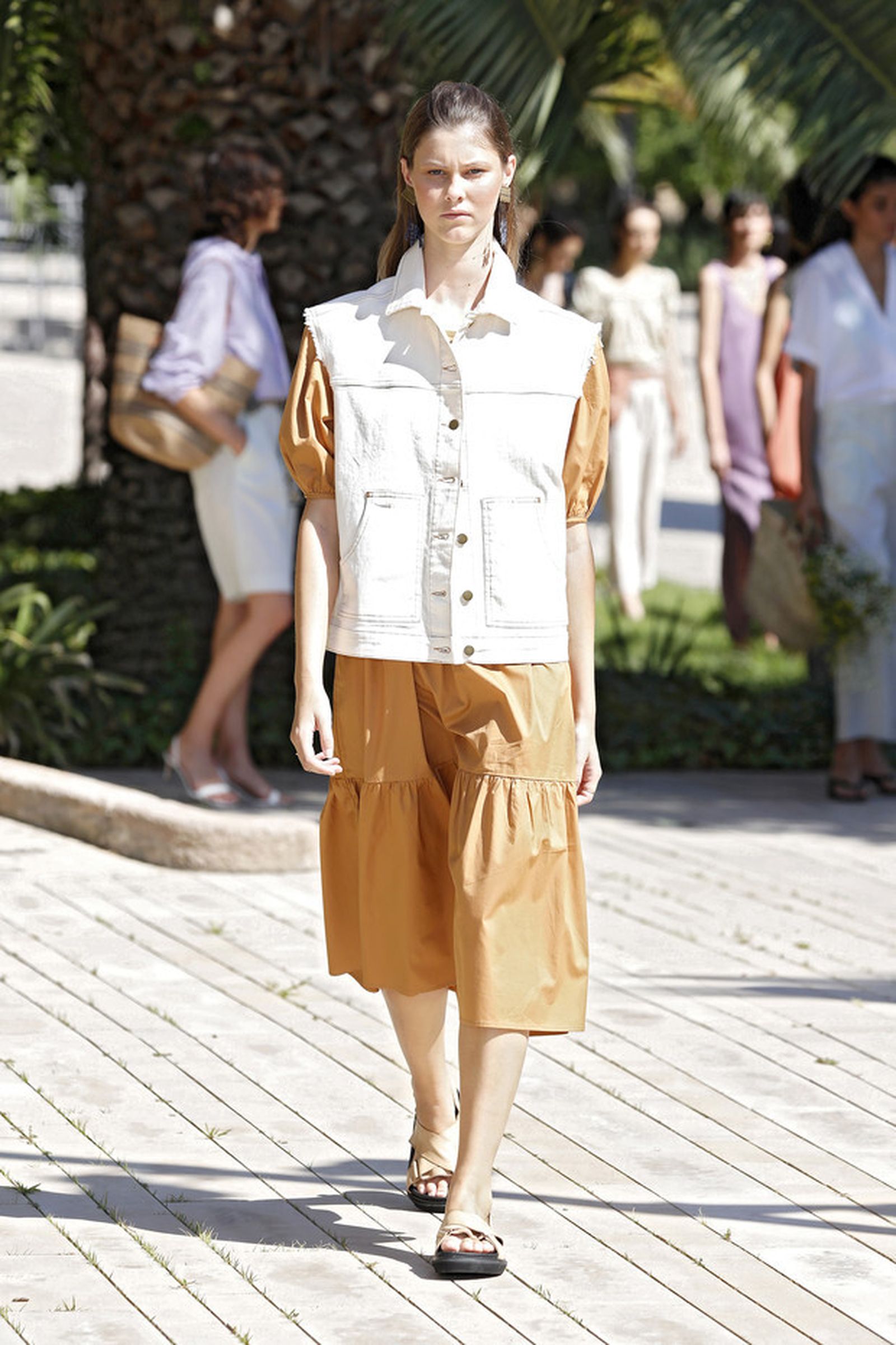 Chaleco con vestido de Yerse.