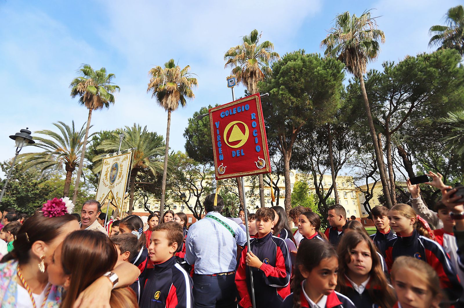 El Rocío 2023: Imágenes de la Hermandad de Emigrantes en su salida de Huelva