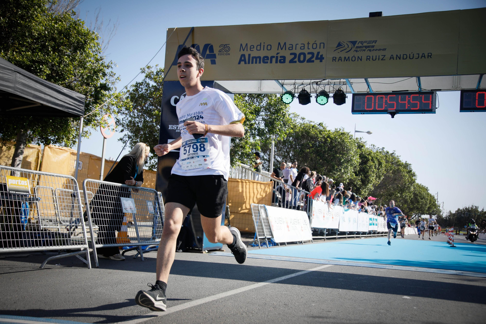 Imágenes de la llegada de la Media maratón Ciudad de Almería