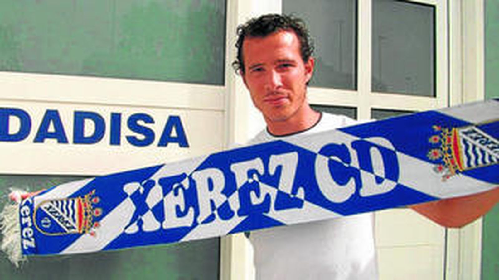 José Vega y Bruno posan con la bufanda xerecista tras someterse al reconocimiento médico en la tarde de ayer.