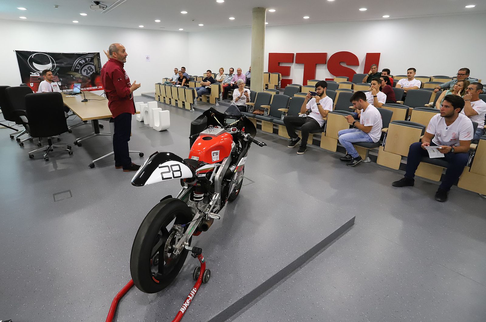 Imágenes de la presentación del proyecto "Moto Student"