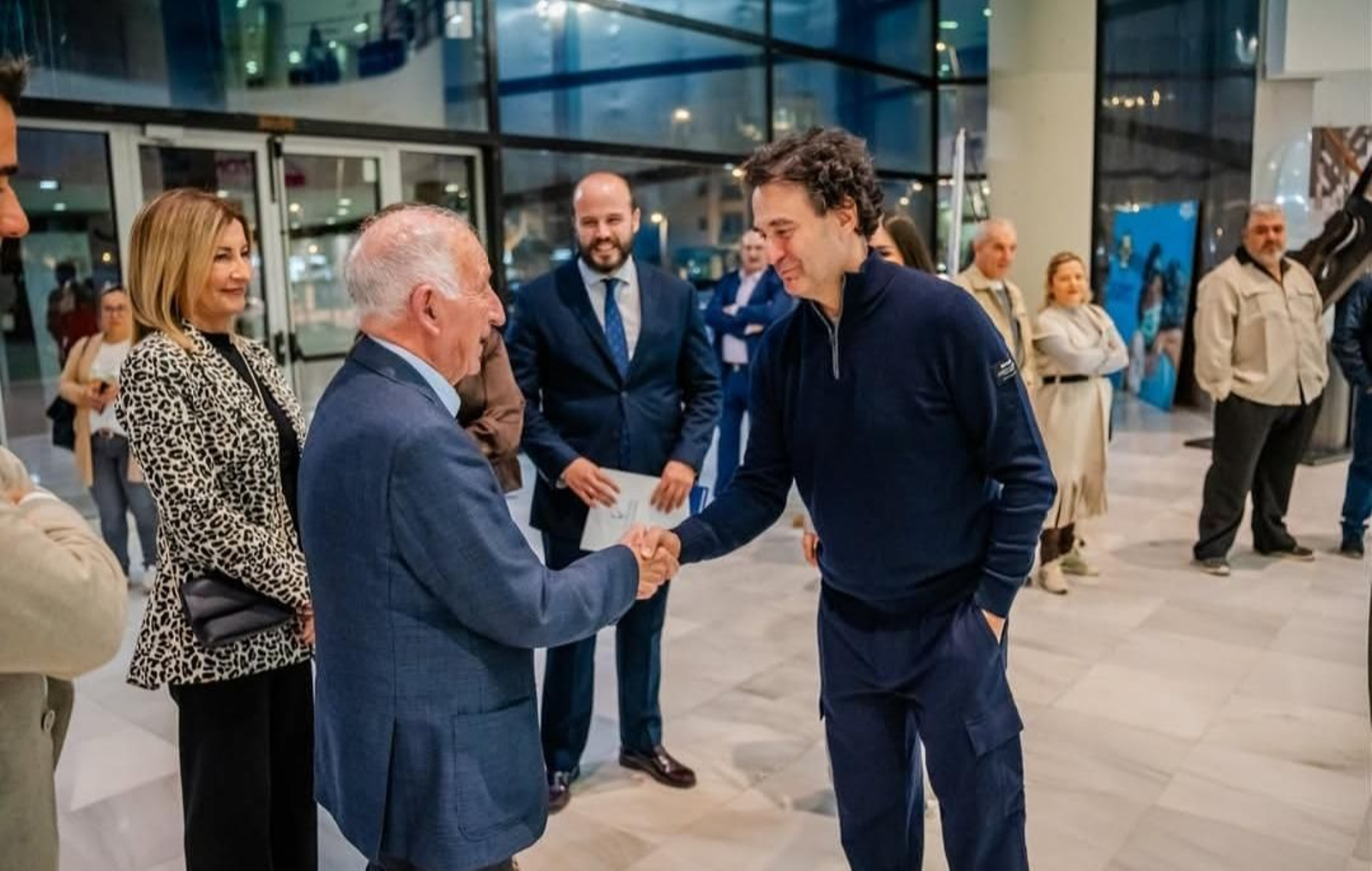 El alcalde, Gabriel Amat, recibe al chef Pepe Rodríguez en la entrada del Auditorio.