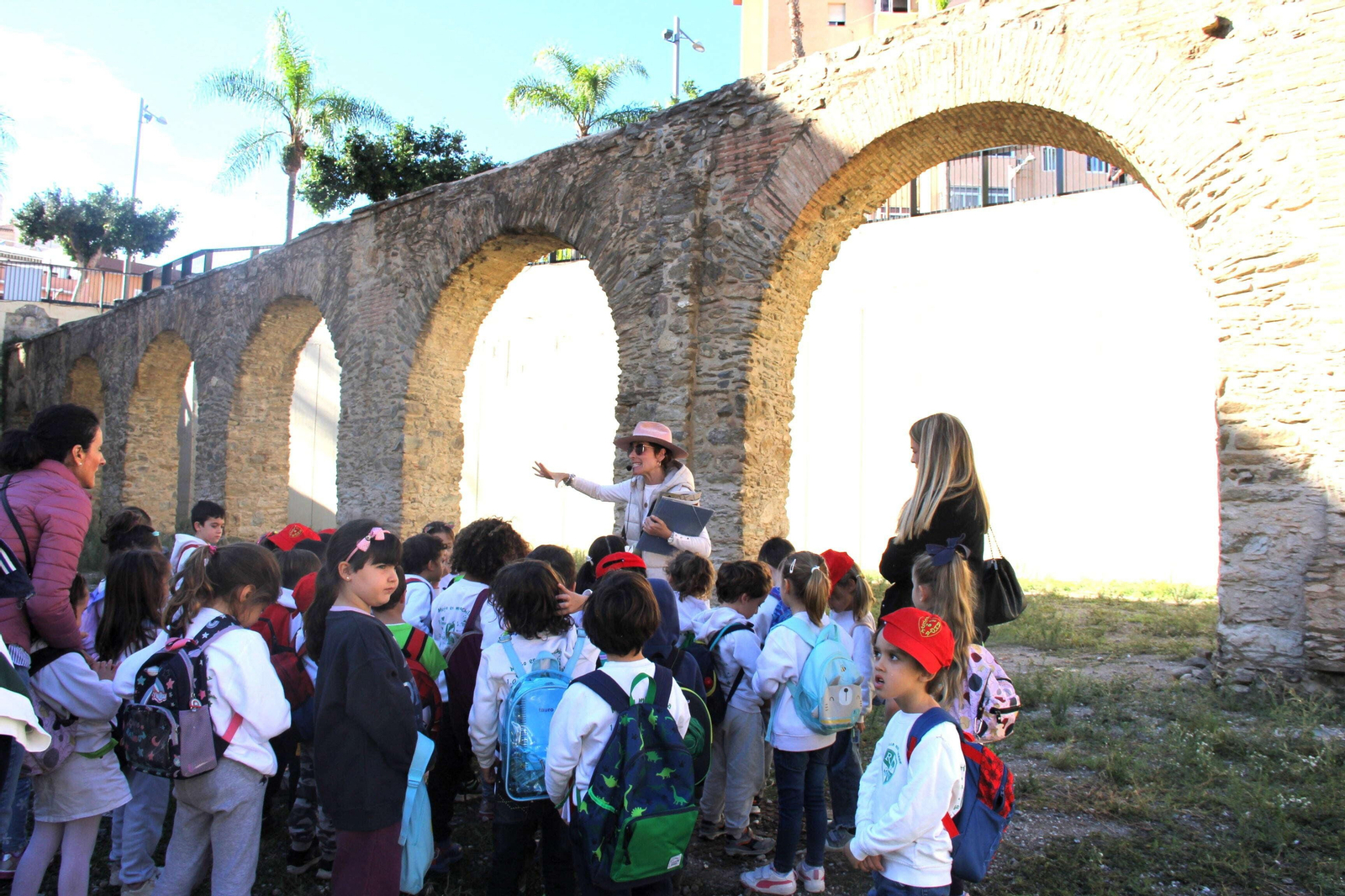 El programa ‘Un Mar de Historias’ acerca el patrimonio y la historia de Almuñécar a 1.359 alumnos