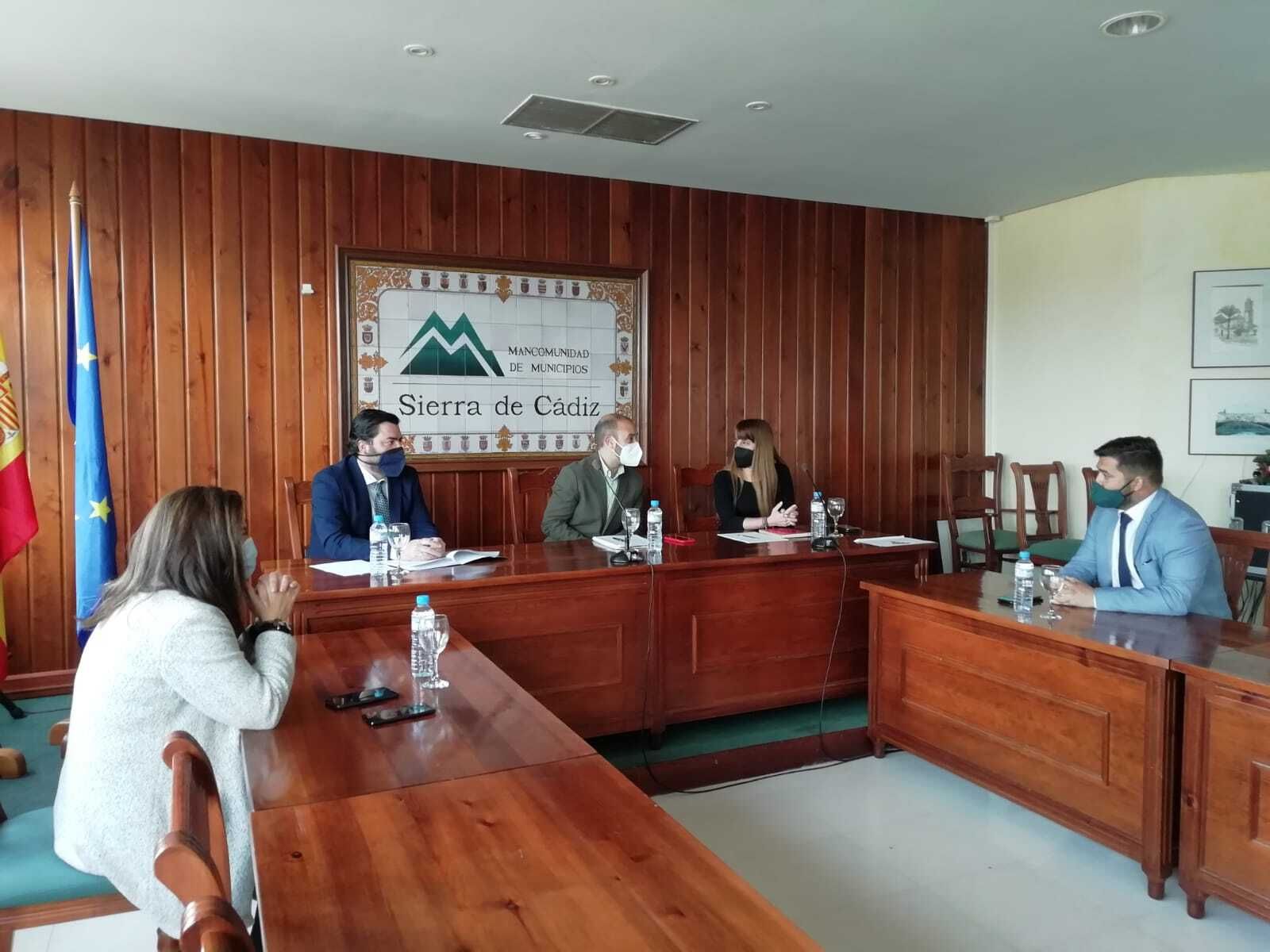El director general de Administración Local, Joaquín López-Sidro, en su visita a la Mancomunidad serrana