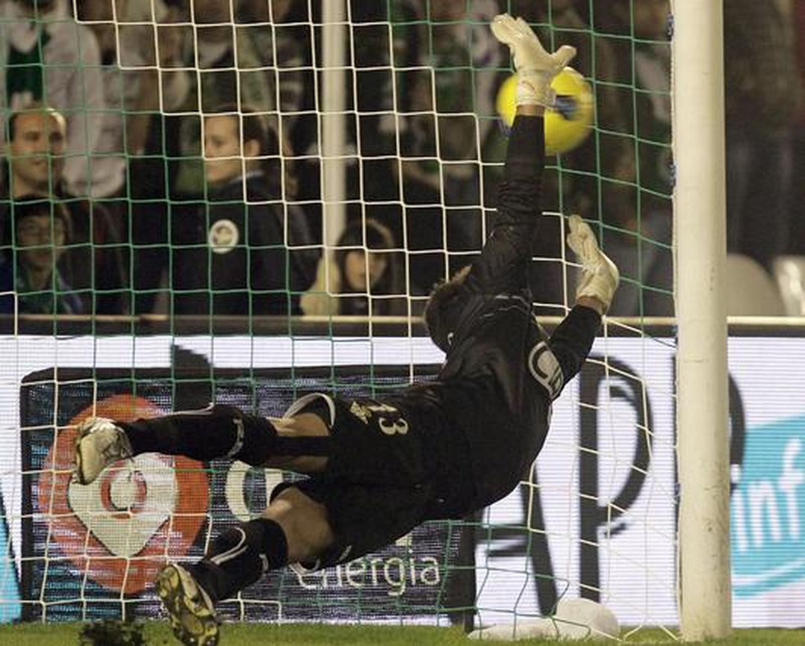 El Betis acumula su sexta derrota seguida tras caer con el Racing en Santander (1-0). / EFE