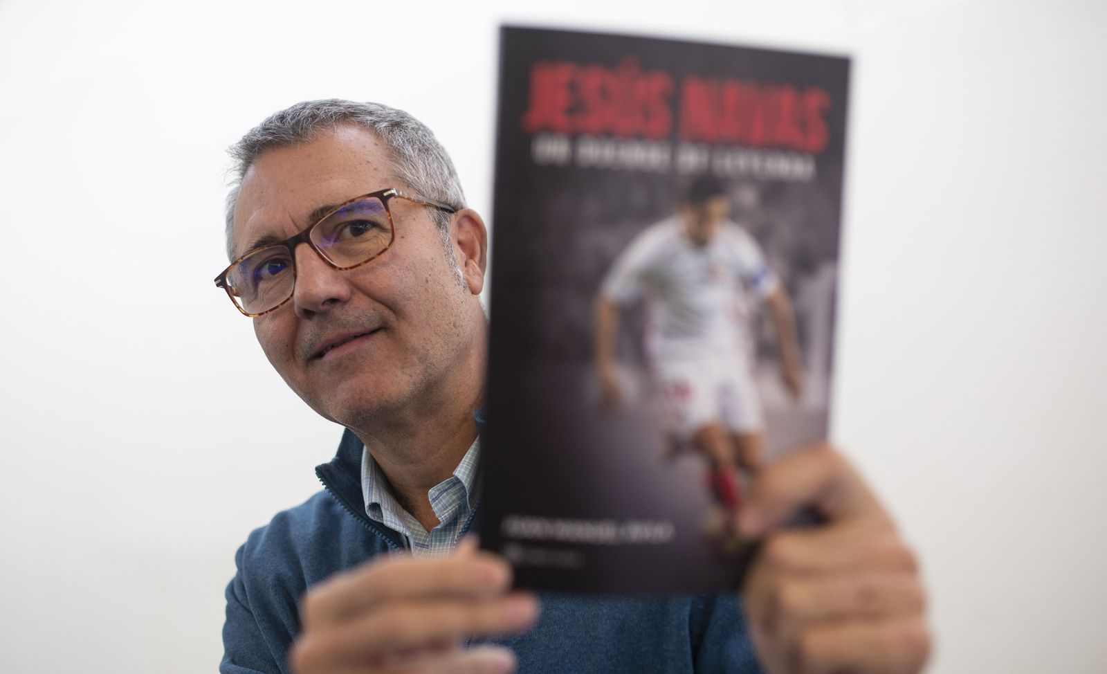 El periodista Juan Manuel Ávila presenta el libro 'Jesús Navas, un duende de leyenda'