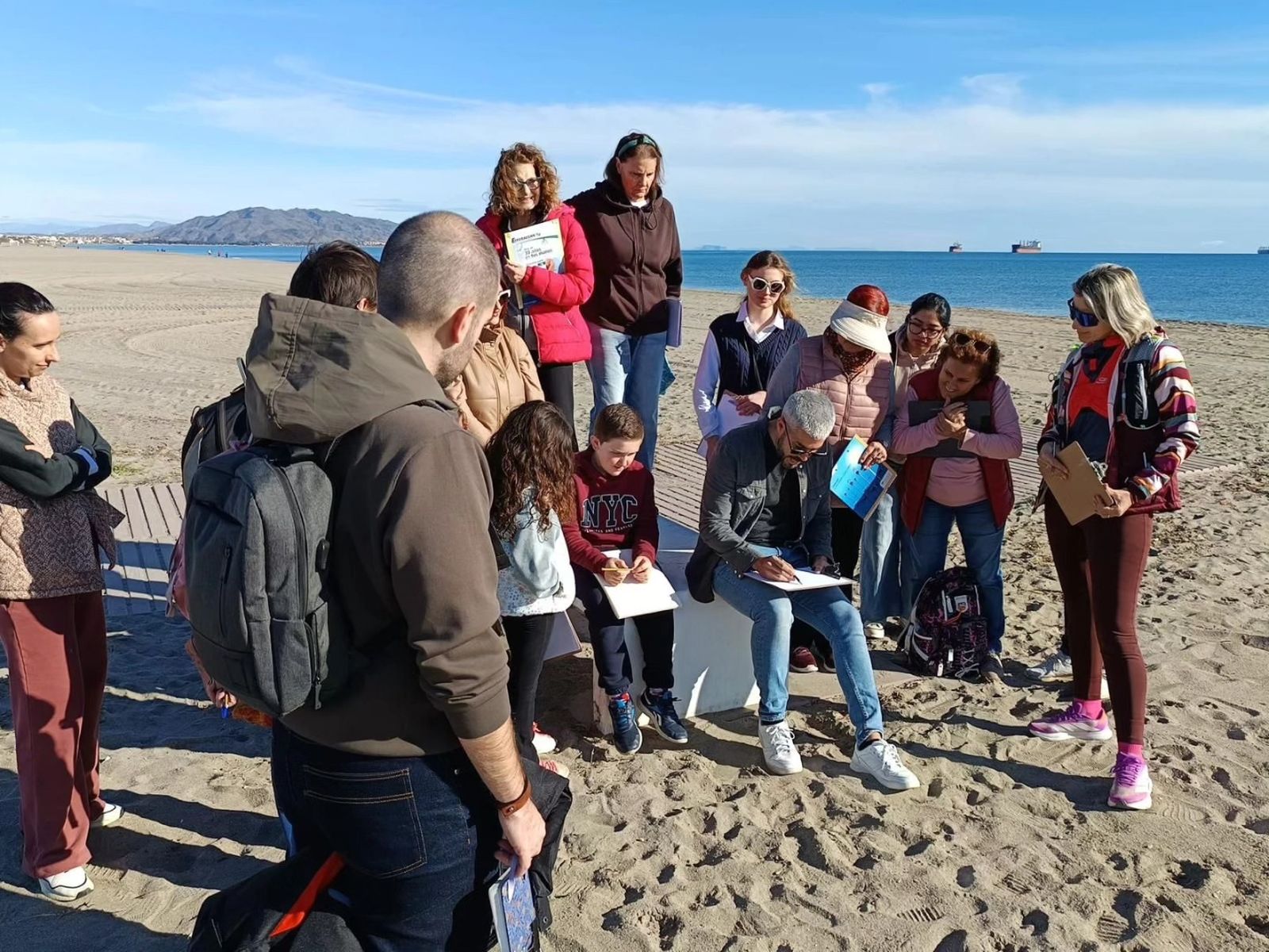 Las playas de Vera se llenan de arte y deporte con el éxito de 'Tus Playas de Invierno