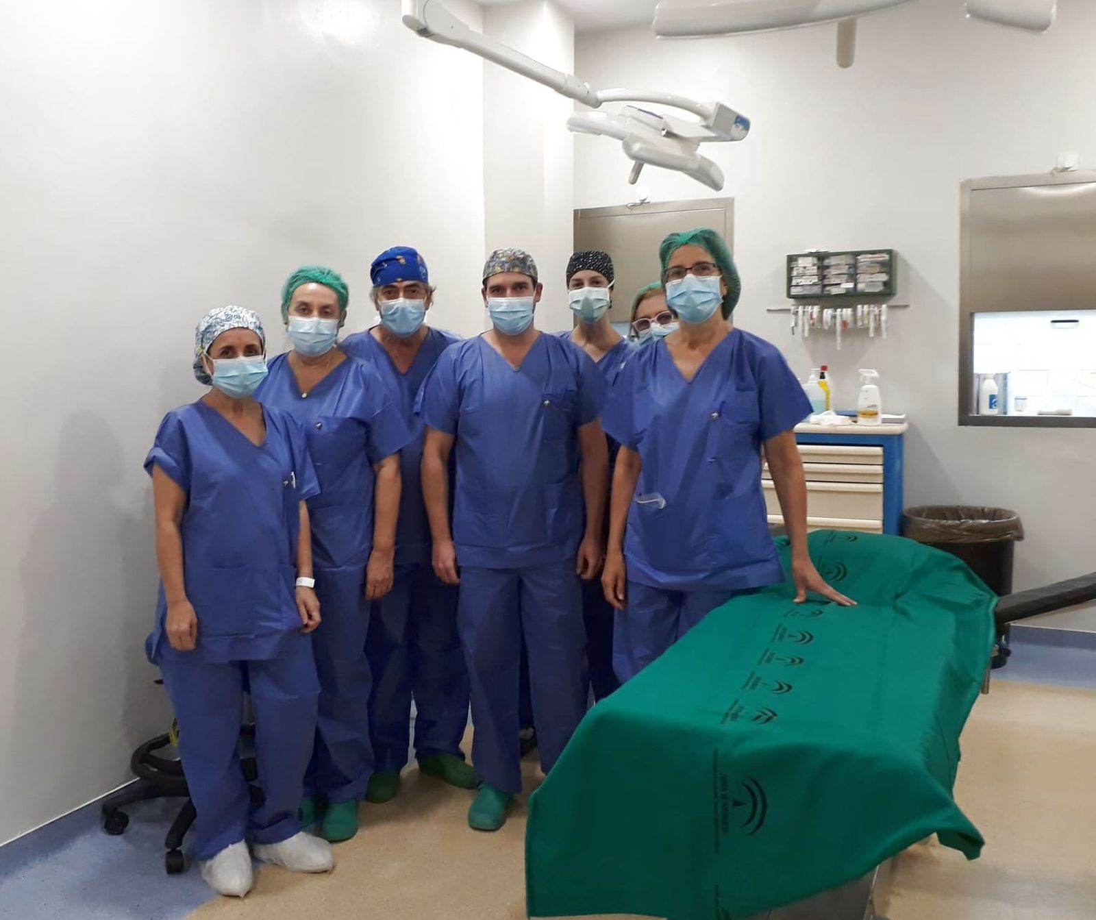 El quirófano del Hospital El Tomillar con la jefa de sección de Cirugía Lourdes Gómez Bujedo (izqda.),  acompañada de cirujanos, anestesistas y profesionales de enfermería.