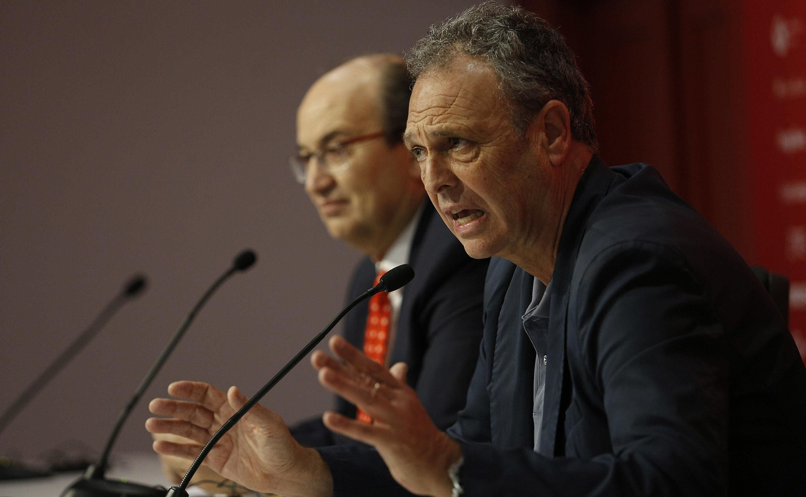 Joaquín Caparrós, con José Castro al fondo.