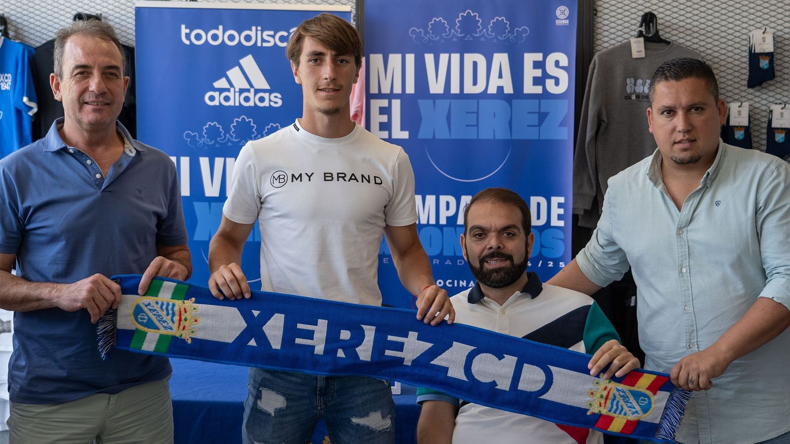 David García, junto a Rondán, Zuasti, uno de los patrocinadores del equipo, y Jorge Garrido.