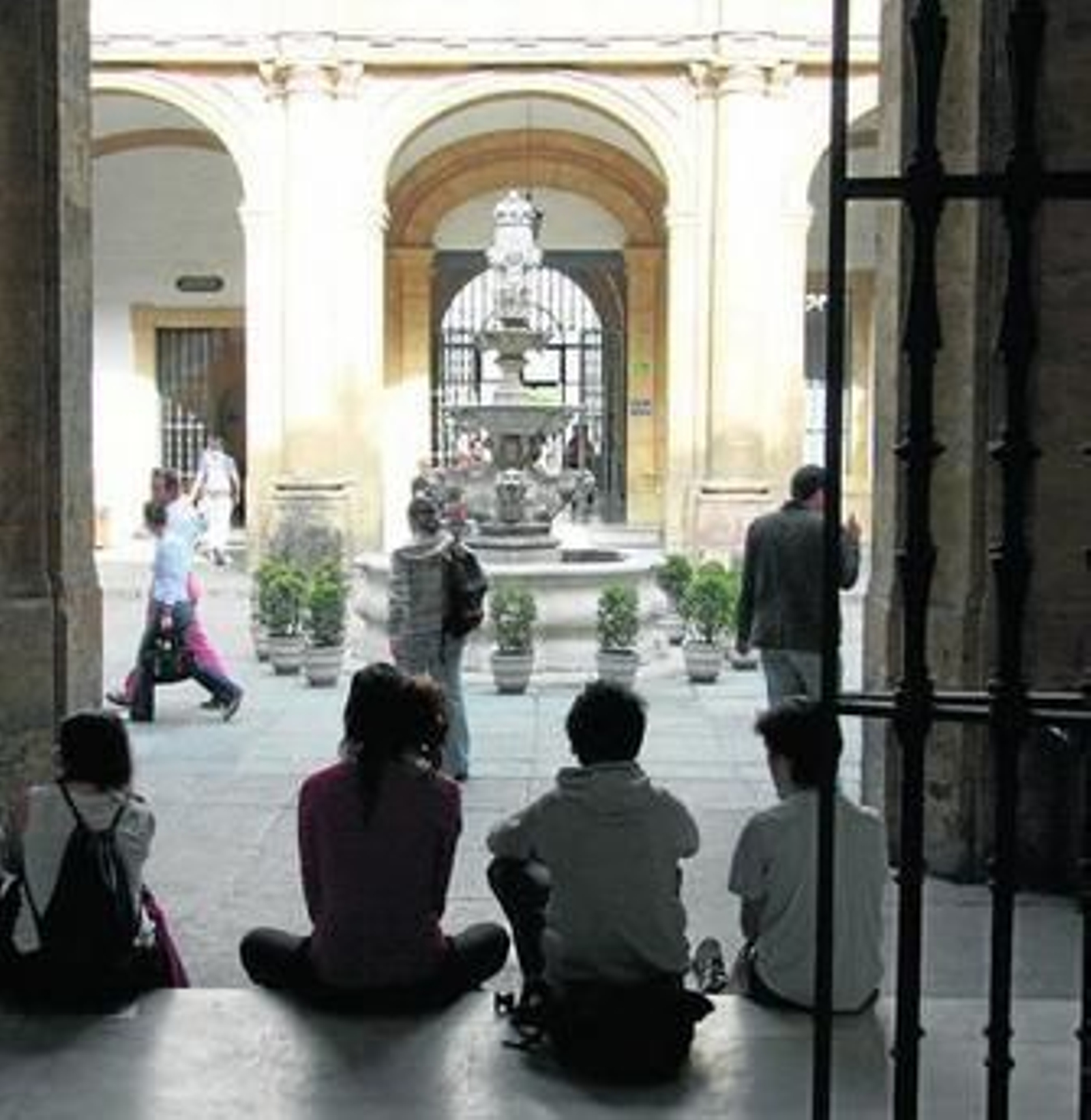 Estudiantes universitarios en el edifico del Rectorado de la Universidad de Sevilla.