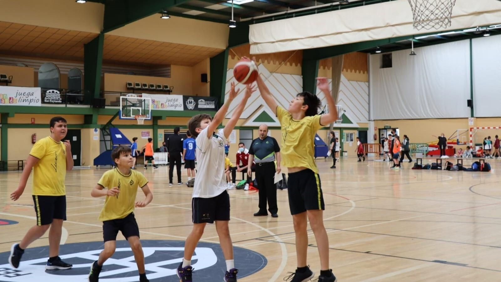 Varios niño practicando baloncesto en el pabellón del Parque.