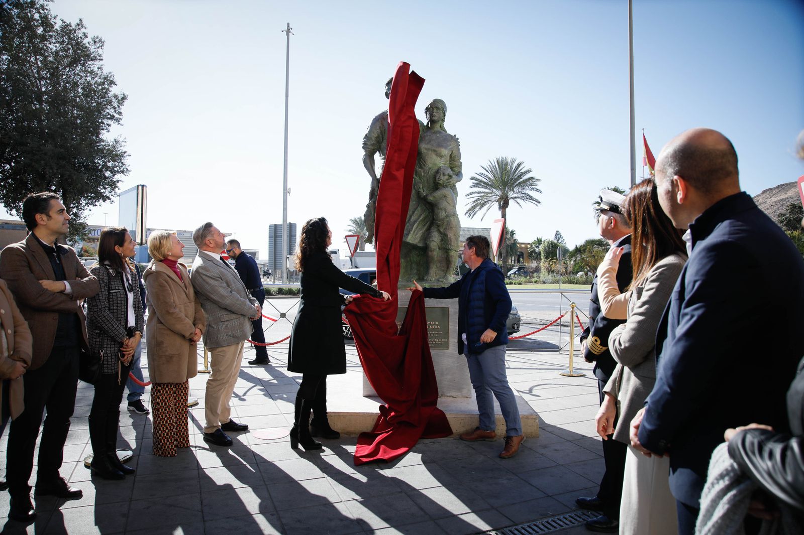 Imágenes de la inauguración sobre escultura ‘Familia Marinera’, del escultor Francisco Javier Galán, en homenaje a las familias de pescadores en Pescadería-La Chanca
