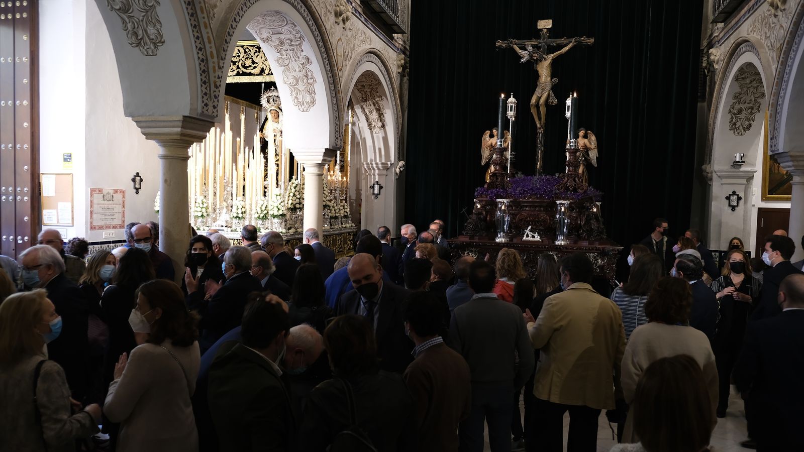 Los pasos de la Hermandad de la Vera Cruz en la capilla del Dulce Nombre de Jesús