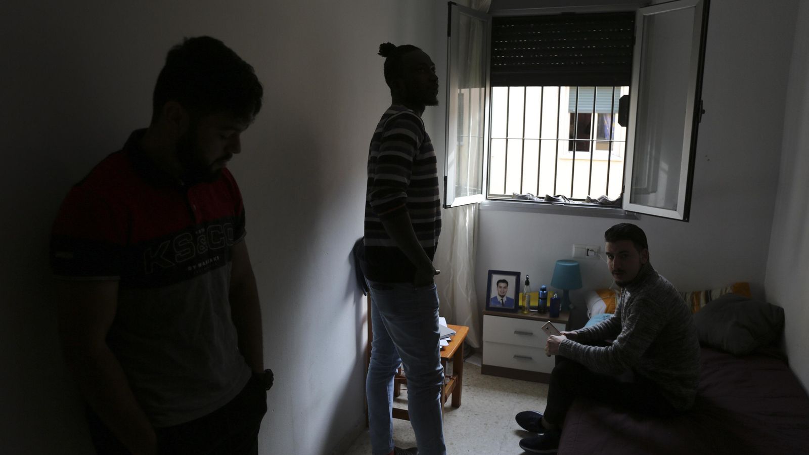 Mohamed El Mahi, Ali Guire y Mostafá El Khamlinchi en una de las habitaciones del piso. Mohamed El Mahi, Ali Guire y Mostafá El Khamlinchi en una de las habitaciones del piso.