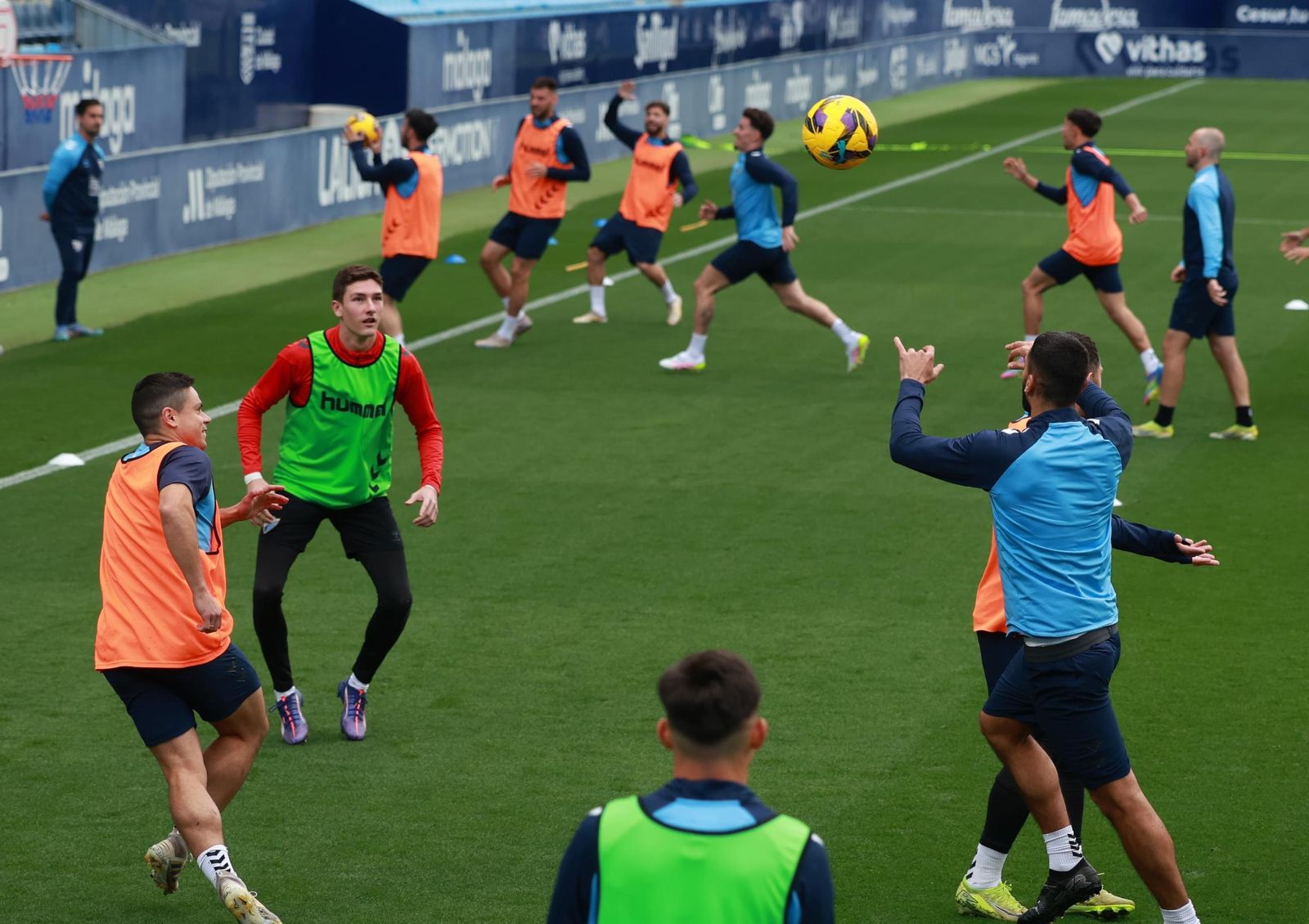 El Málaga CF se divierte con baloncesto en La Rosaleda antes de medirse al Racing de Ferrol
