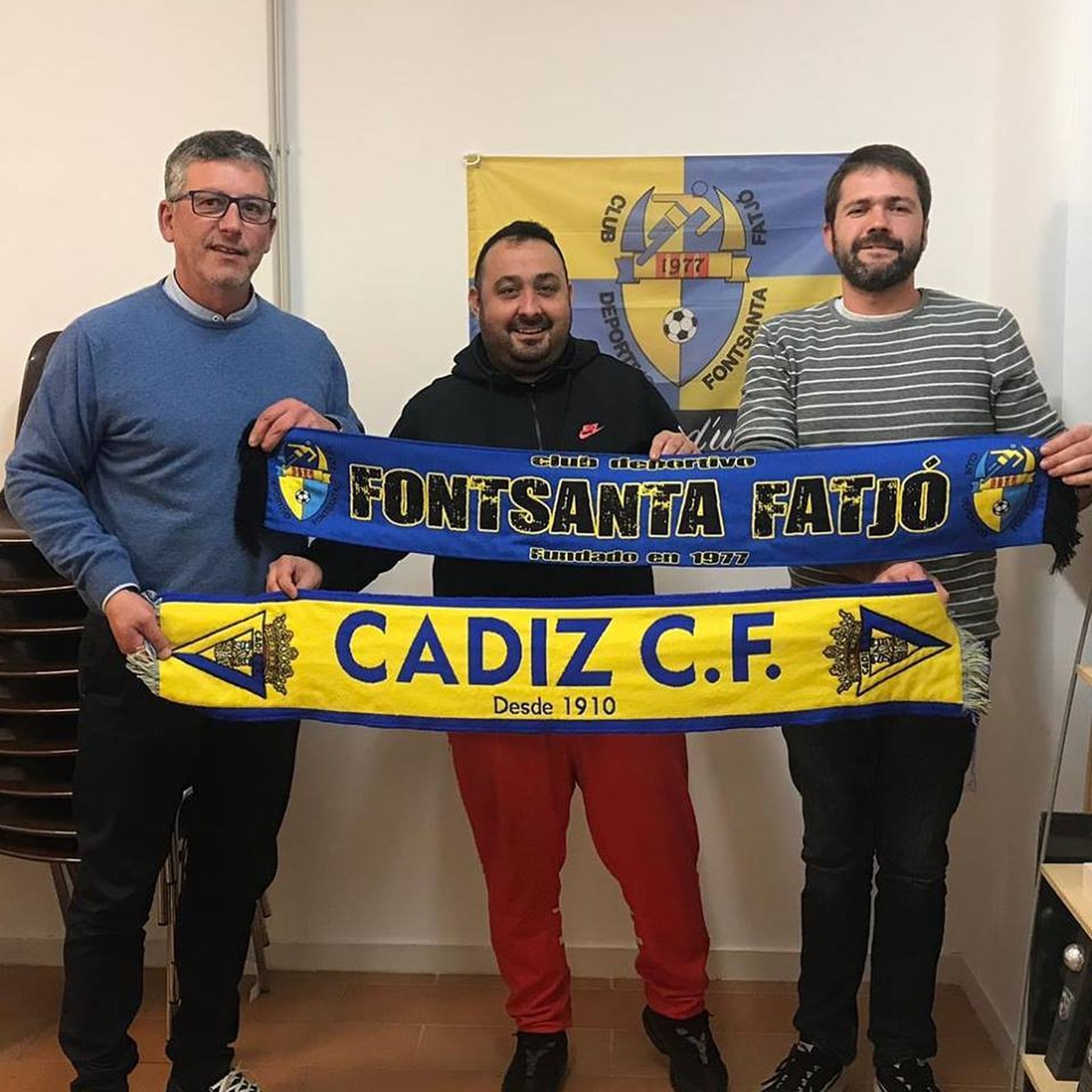 Miembros de Per Sempre Cádiz y el CD Fontsanta, con las bufandas del Cádiz y el club catalán.