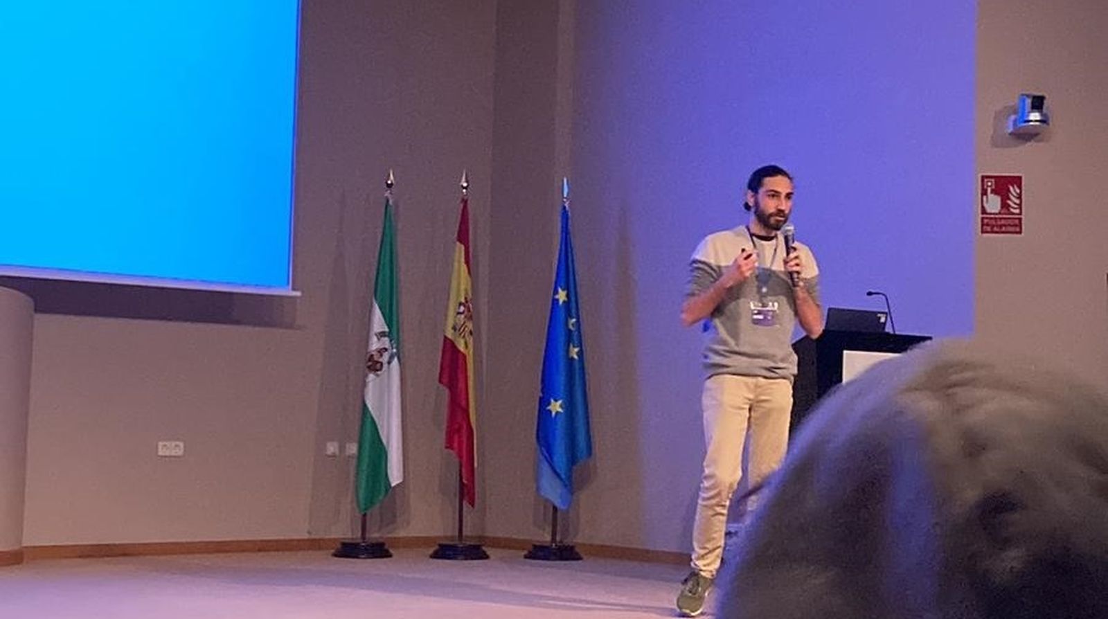 Un estudiante de Física de la Universidad de Granada gana el premio nacional del concurso de Charlas CONEF 2023