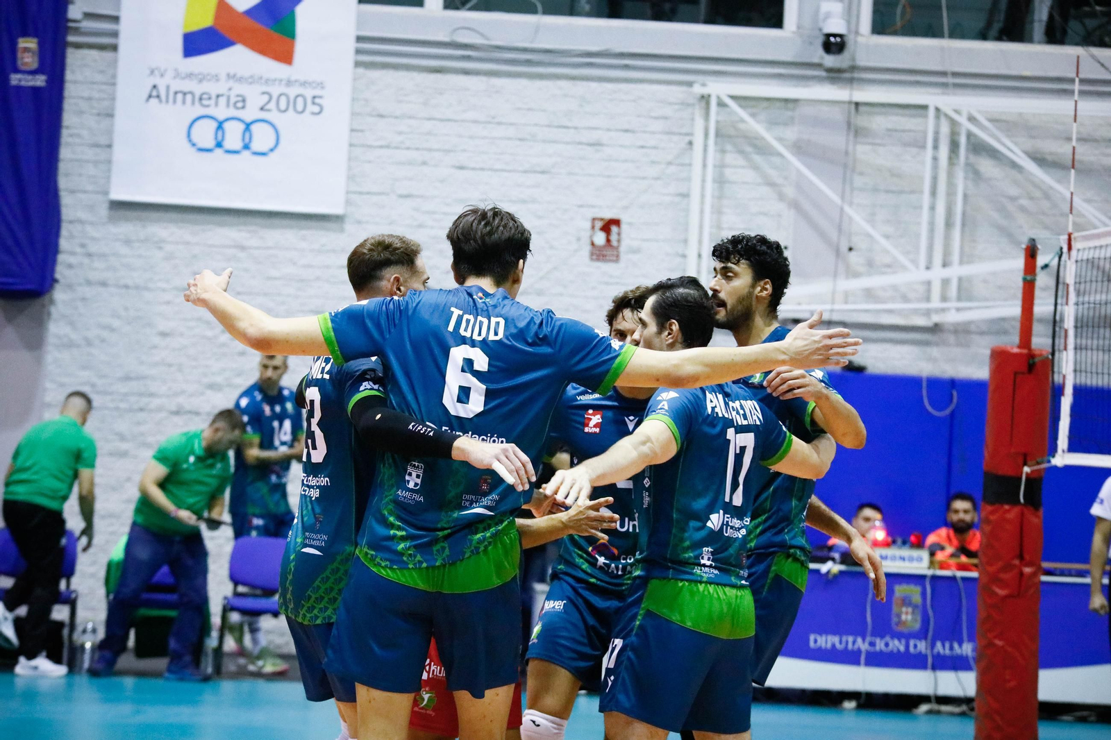 Los ahorradores celebran un punto conseguido durante el encuentro frente al conjunto gallego.