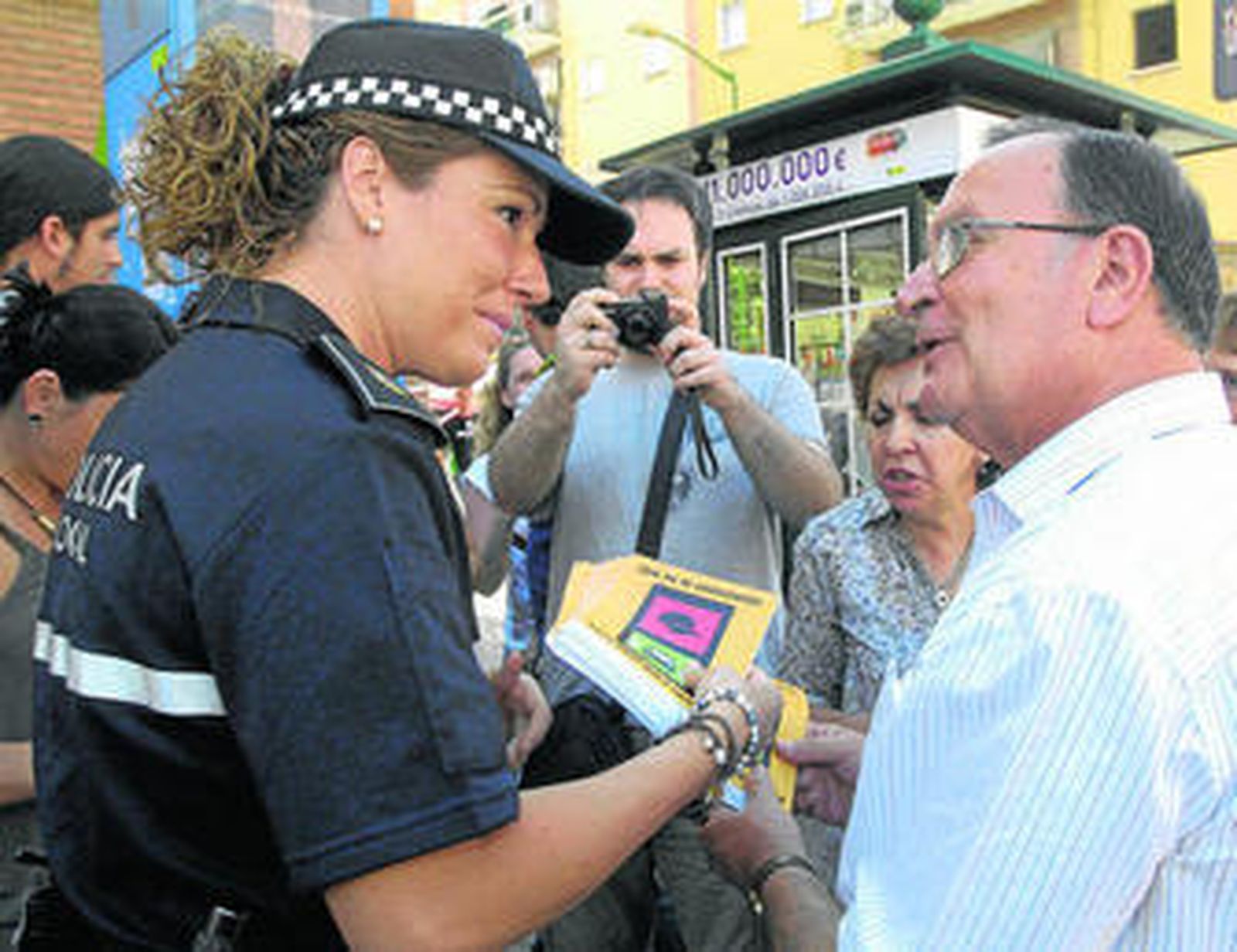 La portavoz de la Policía Local da una octavilla al ex presidente de Bami Antonio Núñez.