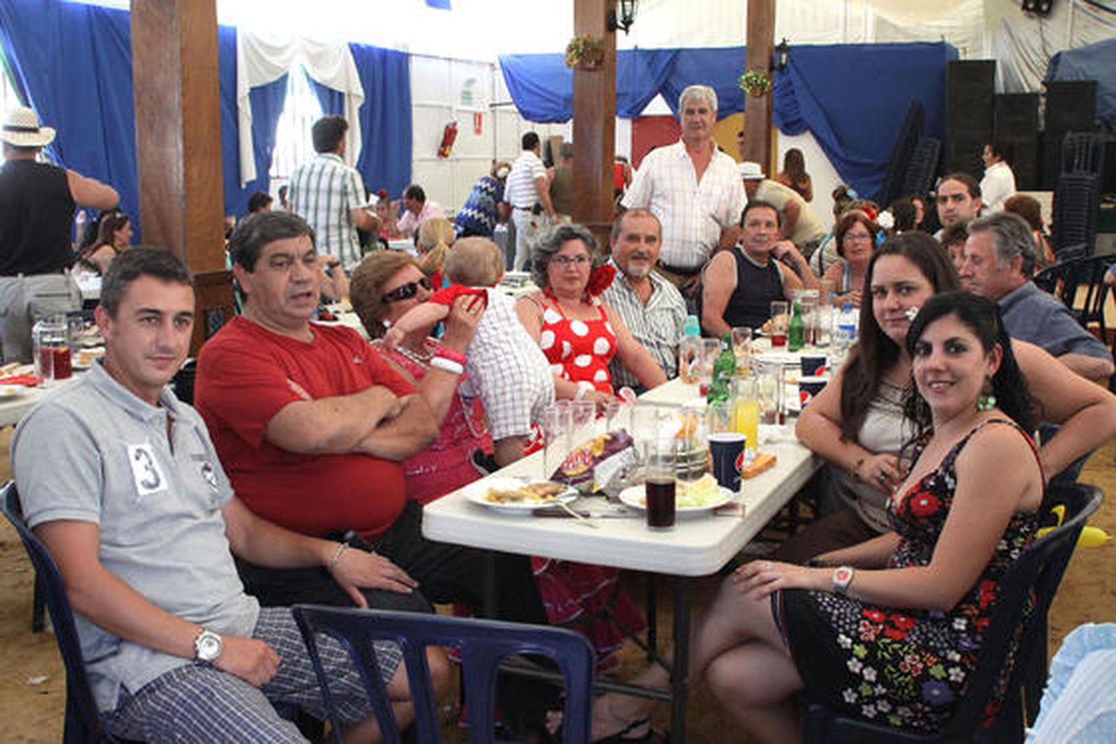 Los algecireños viven intensamente la jornada del sábado en la Feria. 

Foto: Vanessa Perez