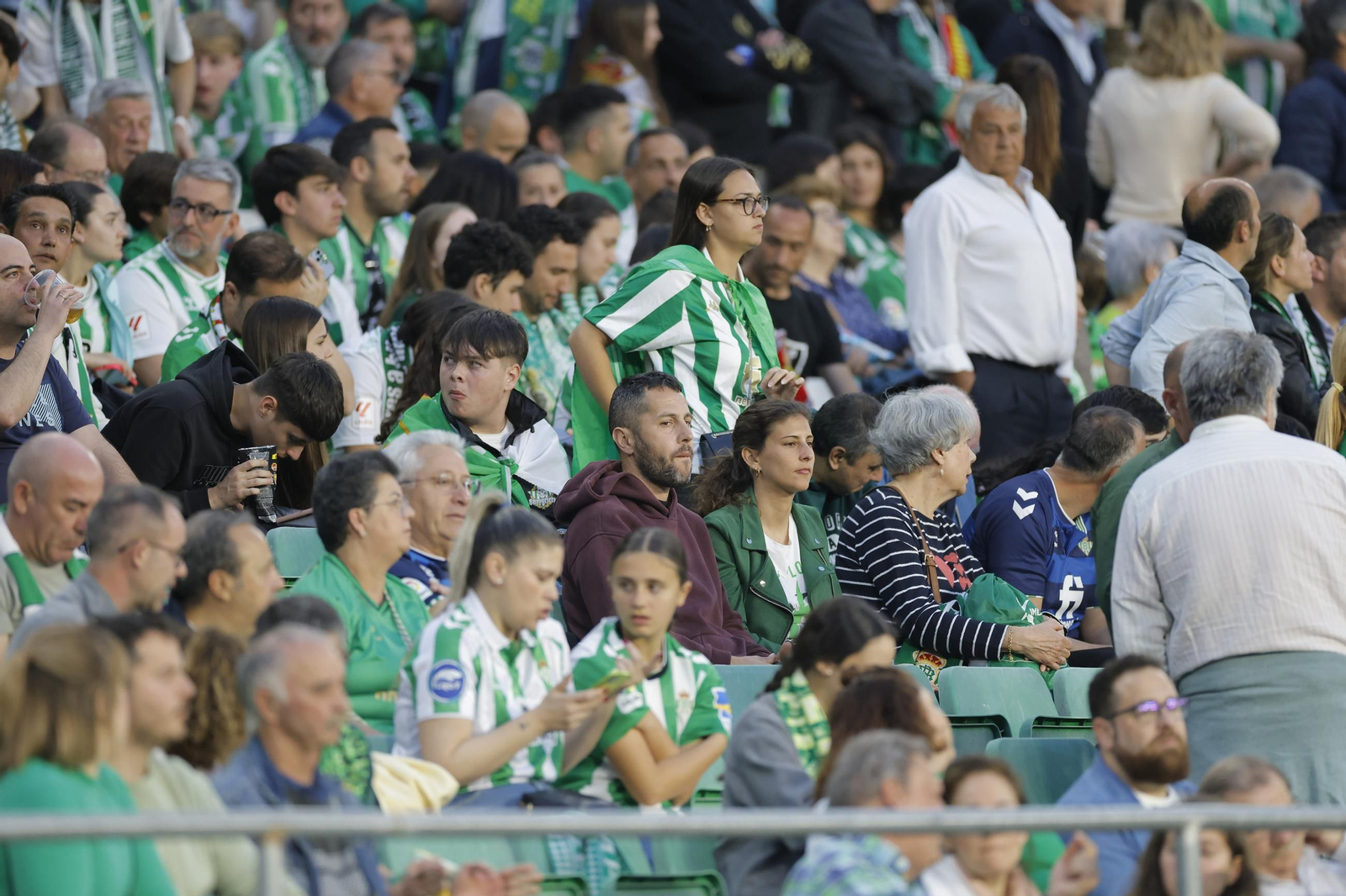 Búscate en las fotos del Betis - Jagiellonia