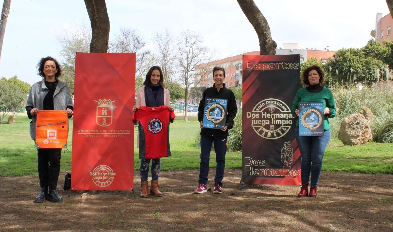 Carolina Robles, segunda por la derecha, durante la presentación de la prueba.