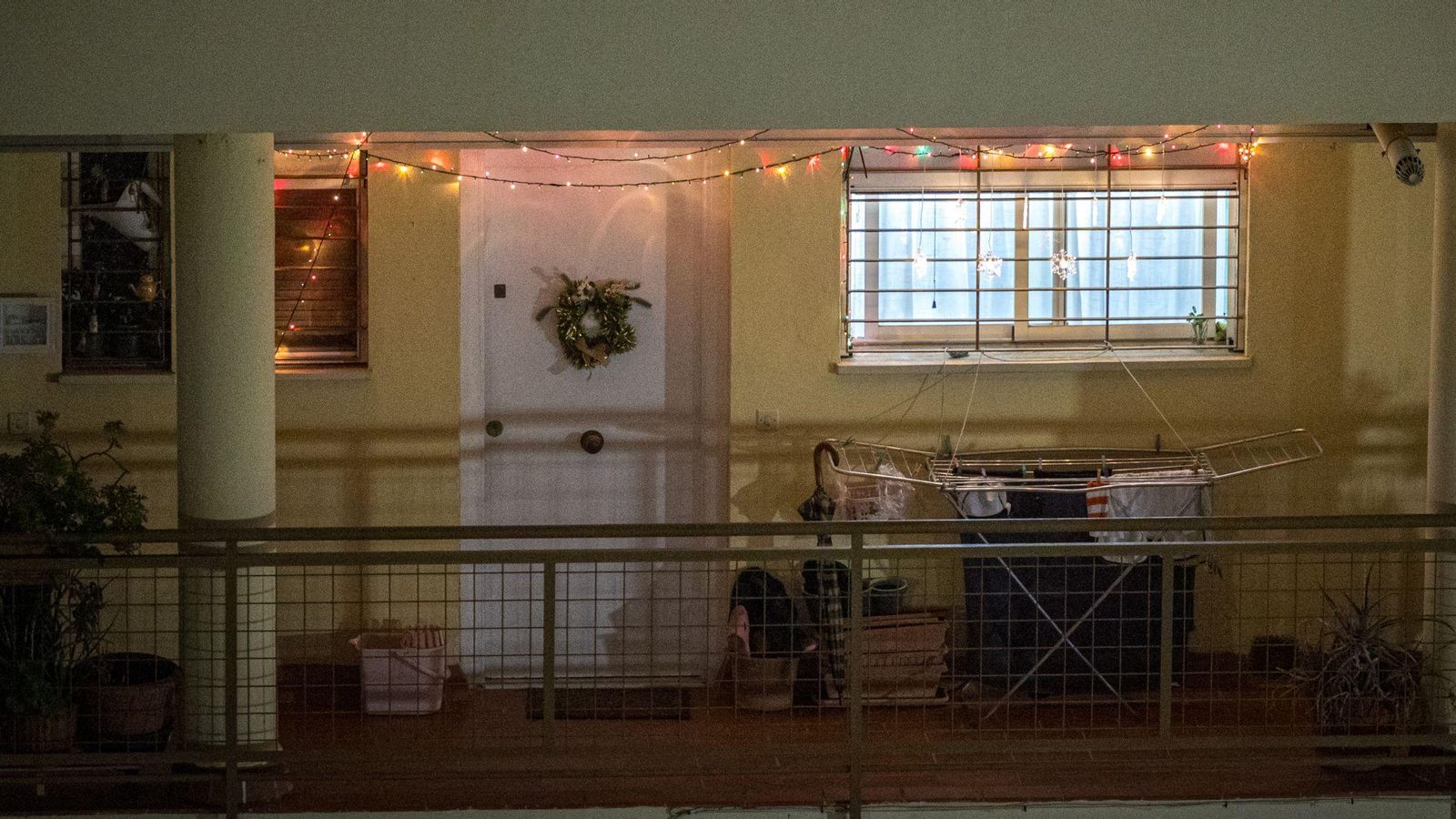 Eva Fernández y David Alba son de los pocos vecinos que han querido iluminar la Navidad