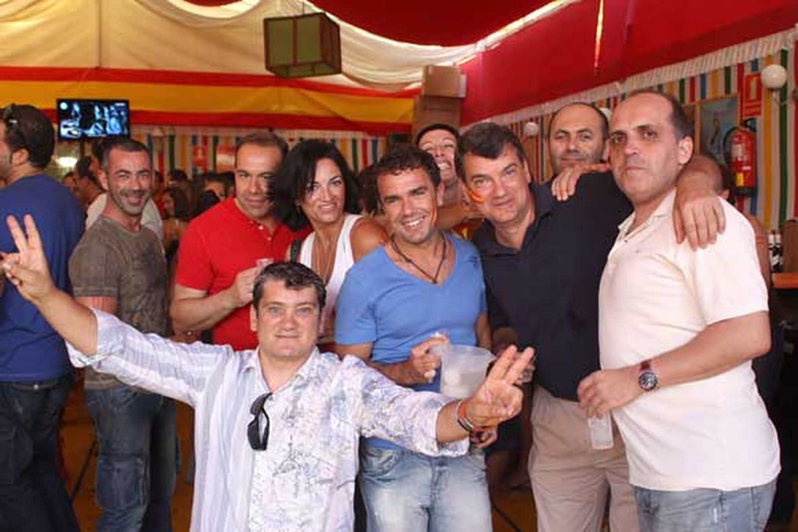 Un grupo de amigos disfrutando en el interior de una caseta

Foto: Vanessa Perez/J.M.Q.