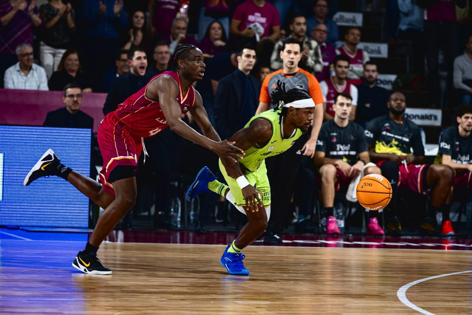 Perry ataca ante el Lleida.